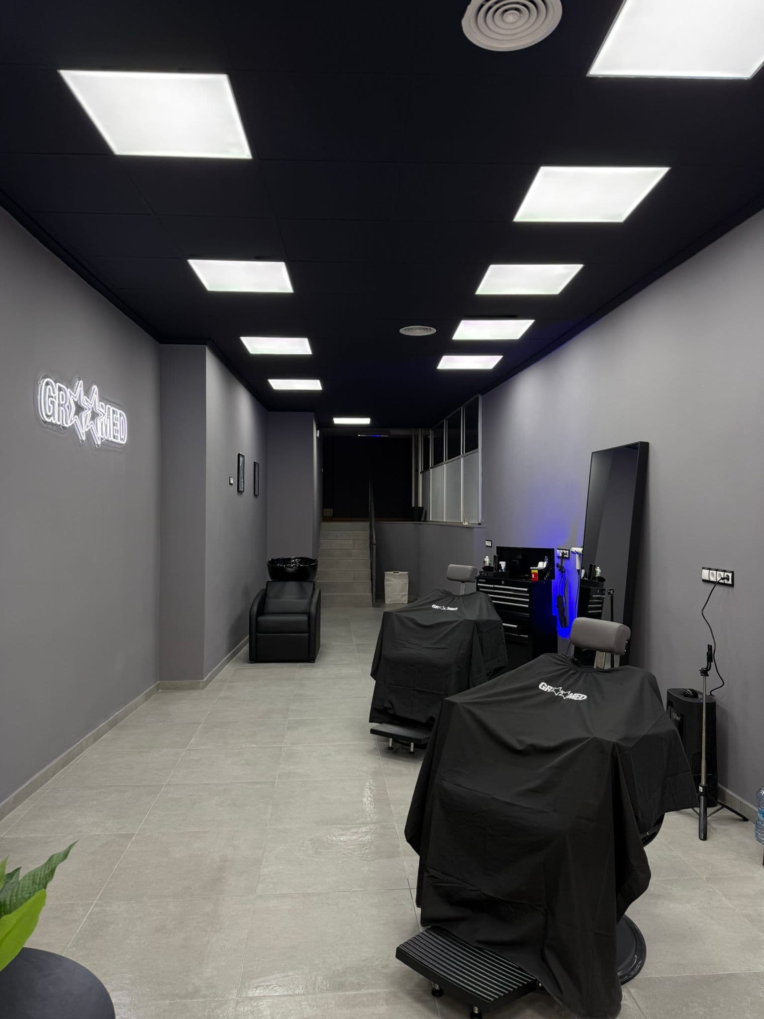 Interior de Groomed Barbería